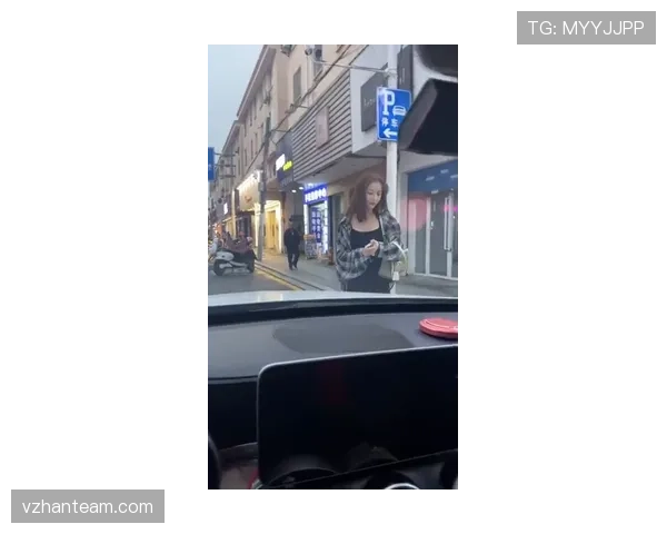 苏亚雷斯拎着塑料袋去买菜,豪车还停门口,这反差我看呆了 苏亚雷斯拎着塑料袋去买菜,豪车还停门口,这反差我看呆了